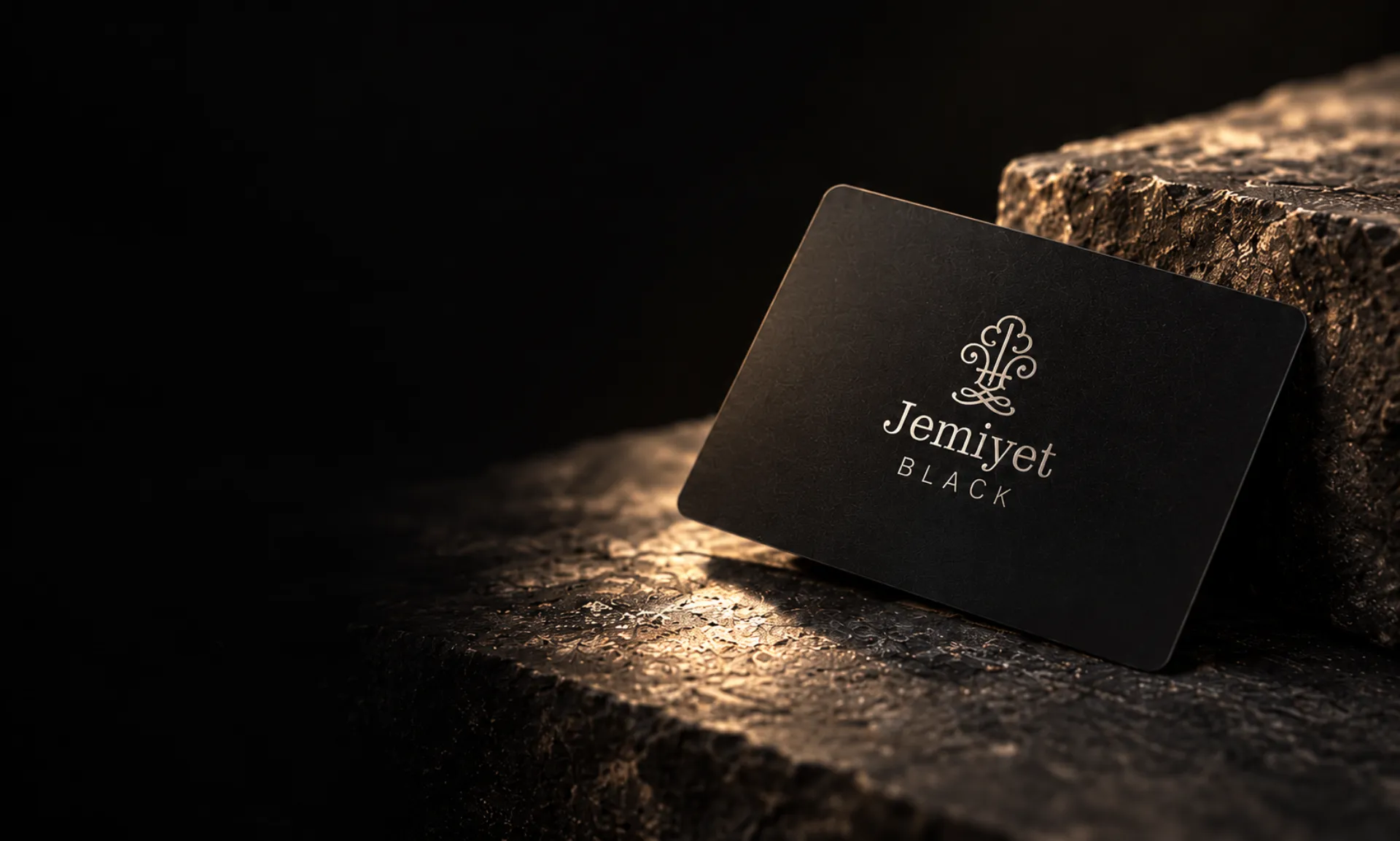 Koyu taş üzerinde Jemiyet Black Card